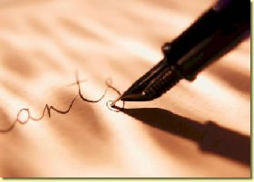 Una penna stilografica scrive su un foglio