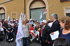 Il direttore operativo UILDM Cira Solimene si confronta con Pierferdinando Casini, nel corso della Manifestazione