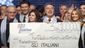 La consegna dell'assegno relativo alla Maratona Telethon 2010