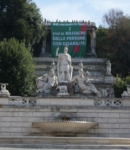 Lo striscione esposto dalla FISH in Piazza del Popolo, a Roma