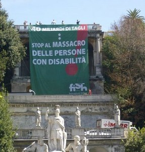 Lo striscione esposto durante un'iniziativa di protesta promossa dalla FISH a Roma l'8 settembre scors