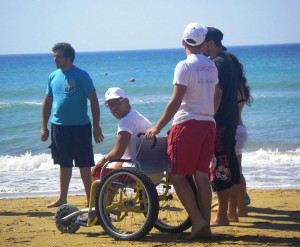 Persone in riva al mare