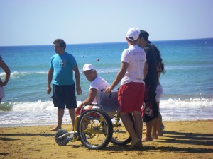 Persone in riva al mare