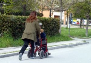 Persona in carrozzina con accompagnatore