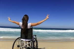 Persona in carrozzina in spiaggia