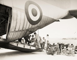 Brescia, 1981, imbarco con destinazione Assemblea Nazionale UILDM a Sassari, la foto dell'archivio UILDM usata per la locandina della mostra