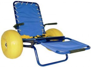 Esempio di sedia JOB, il sussidio specifico che permette l'accesso all'acqua alle persone con disabilità motoria 