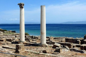 Due colonne di Tharros, un sito archeologico situato nel comune di Cabras (Oristano).