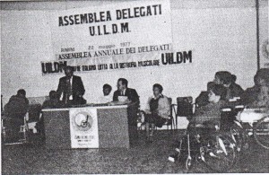 Agostino Boria, allora presidente nazionale UILDM, legge la propria relazione all'Assemblea Annuale dei Delegati del 1977 (Rimini)