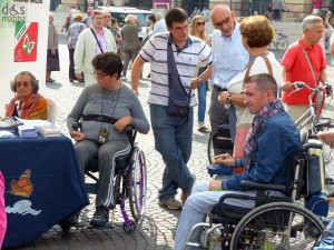 A destra Davide Tamellini, referente del Gruppo Giovani UILDM di Verona, con alcuni Volontari della Sezione