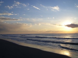 Un tramonto sul mare di Marina di Pisa. Fotografia scattata dai ragazzi del corso di fotografia dell’ANFFAS di Pisa [tratta da informareunh.it]