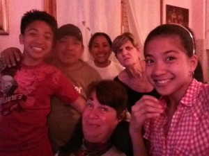 Rossana (al centro) assieme alla famiglia filippina che ha “adottato”, e sua madre (con la maglia scura). 