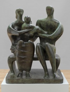 Henry Moore, Gruppo di famiglia , bronzo, 1950, Barclay School, Stevenage. 