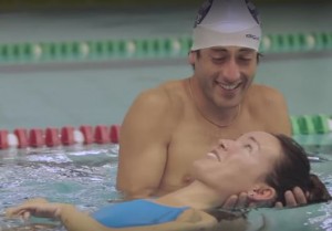 Marta e Francesco in piscina in un’immagine tratta dal filmato. 