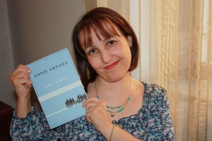 Simona Lancioni con "Gli anni" di Annie Ernaux. 