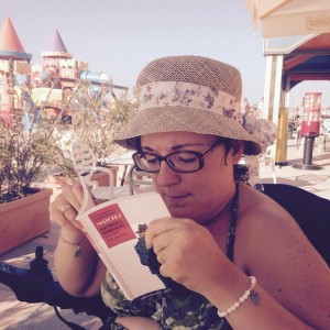 Valentina Boscolo con "Le inchieste del Commissario Maigret" di Georges Simenon. 