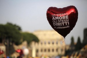 Un palloncino rosso, a forma di cuore, con la scritta «Lo stesso amore, gli stessi diritti, #LoStessoSì», vola leggero al Roma Pride del 13 giugno scorso. Sullo sfondo, fuori fuoco, il Colosseo.