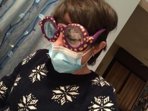 Un’immagine di Elisa Volontieri con la mascherina sanitaria e degli occhialoni protettivi.