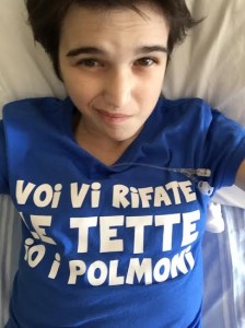 Un’altra immagine in cui Elisa Volonteri porta una maglietta con la scritta “Voi vi rifate le tette, io i polmoni”.