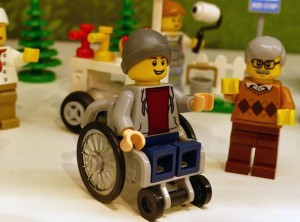 Il personaggio in sedia a rotelle recentemente prodotto dalla Lego.