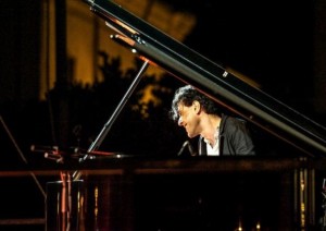 Un momento dell’esibizione di Ezio Bosso sul palco del Festival di Sanremo 2016.