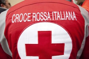 Il retro di un giubbotto con la scritta Croce Rossa Italiana. 