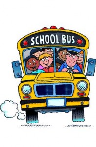 Un disegno raffigura uno scuolabus pieno di bambine e bambini colorati e sorridenti. 