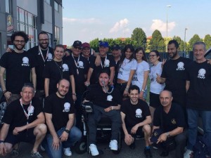 Michele Sanguine con i tanti amici e volontari che hanno contribuito all'iniziativa.