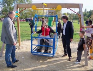 L’altalena accessibile installata nel 2015, presso il Parco Lungo Borbore, ad Asti. 