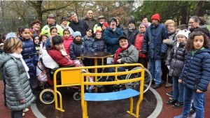 Inaugurazione delle giostre inclusive presso il Parco Bramante, ad Asti, nel novembre 2016. Nella foto la giostra Carosello. 