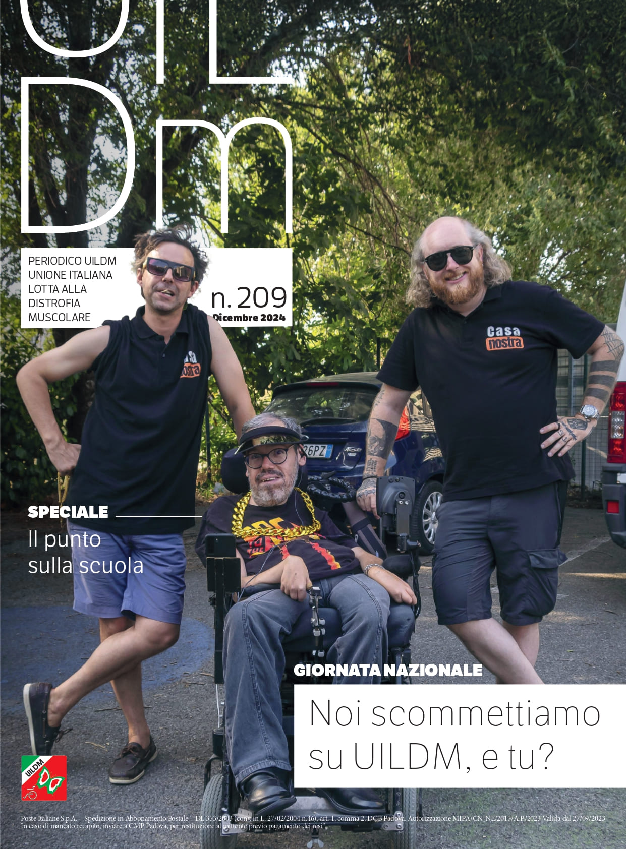 due persone in piedi che sorridono insieme a una persona con disabilità in carrozzina