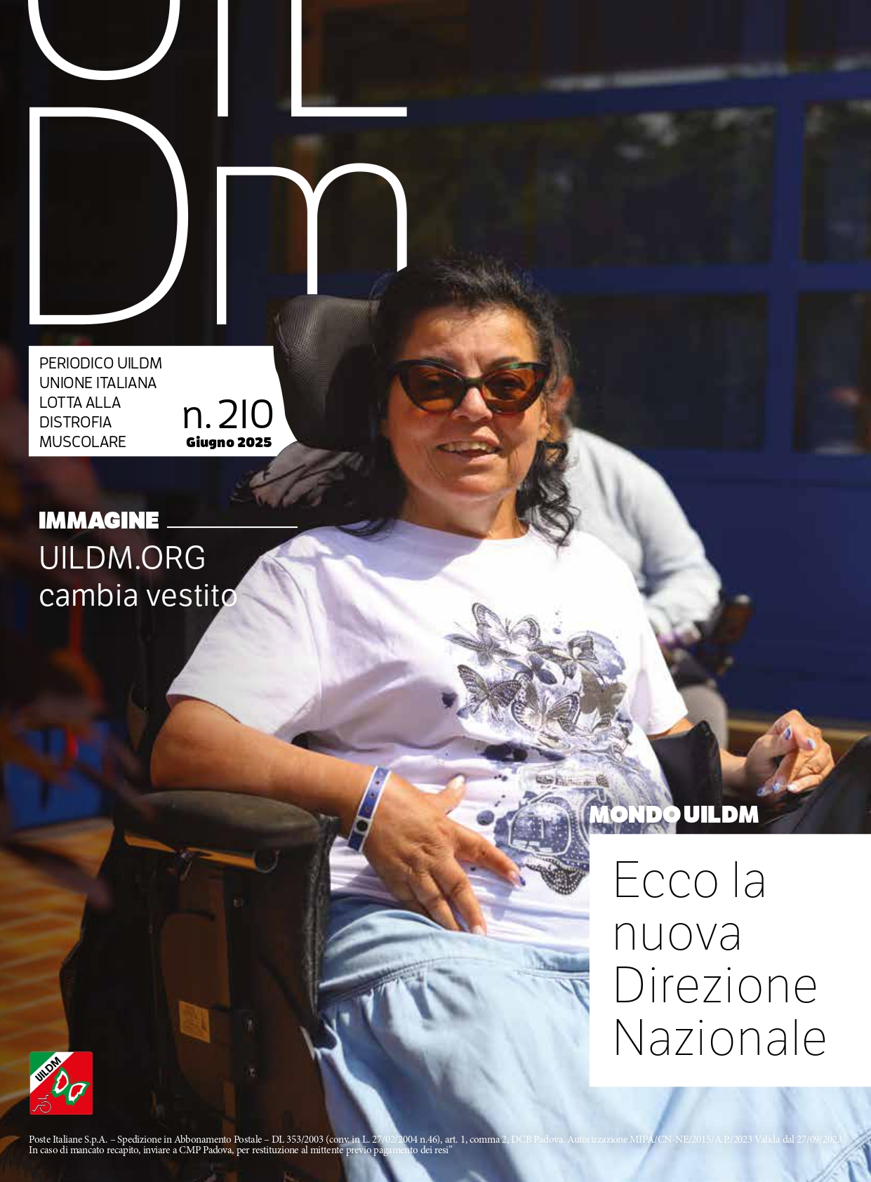 una donna con disabilità sulla sua carrozzina elettrica all'aperto che sorride